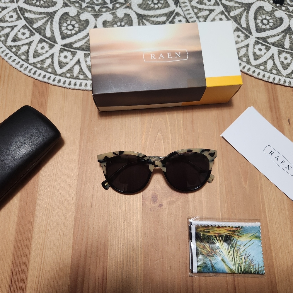 Raen Sunglasses Lily Chai Tortoise/Green